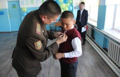 В ВКО наградили девятилетнего мальчика, спасшего из пожара троих детей