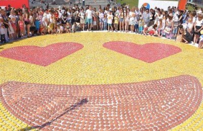 Гигантский смайлик съели в Казани