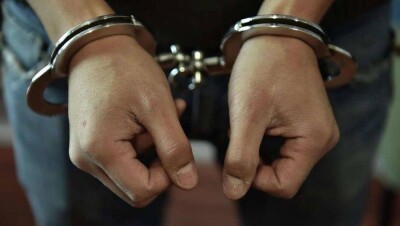 Полицейские Алматы случайно задержали серийных разбойников и вымогали взятку 