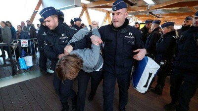 В Брюсселе прошёл митинг против автомобильной промышленности. Участники обливали себя и машины краской