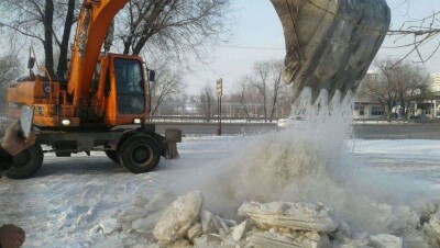 Спасатели вытащили из речек Алматы горы льда и мусора, чтобы избежать подтопления