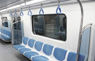 Из-за гриппа поезда в метро Алматы начали обрабатывать ультрафиолетом 