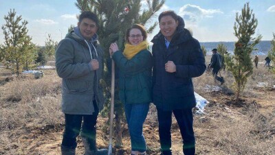 Экоактивисты в Алматы посадили сосны на месте будущего бора