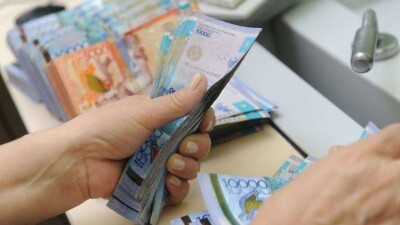 Годовая зарплата казахстанцев в среднем вырастет на 17 тысяч тенге