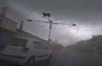 Торнадо сдул с дороги автомобиль на Тайване