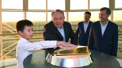 Асет Исекешев поздравил астанчан с Днём Первого Президента РК