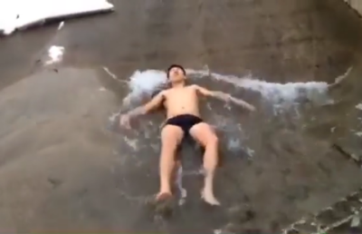 Алматинская молодежь усложнила правила "мокрого флешмоба"