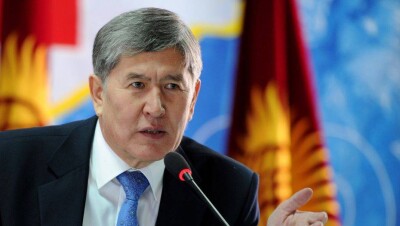 Компакт-диски со своими песнями подарил Атамбаев кыргызстанцам в Москве