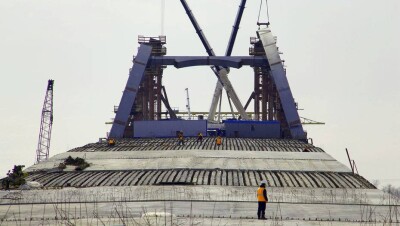 Упавшего в Иртыш с моста маляра уже сутки разыскивают спасатели 