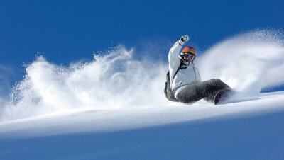 Сноубордист прокатился по заснеженным улицам Усть-Каменогорска