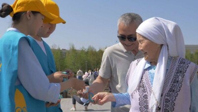 В столице начали раздавать голубые ленты в преддверии 9 Мая