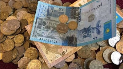 Токаев распорядился повысить зарплаты бюджетникам на месяц раньше