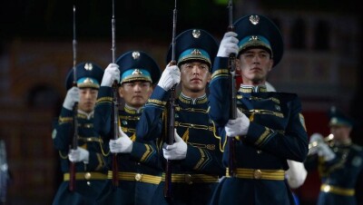 Военный оркестр из Казахстана сразил Москву музыкой из "Игры престолов"