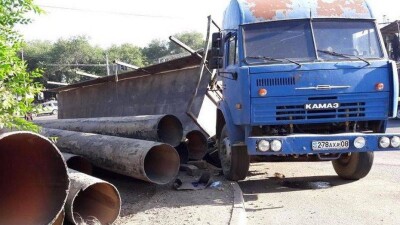 Алматинку придавило трубами из перевернувшегося прицепа