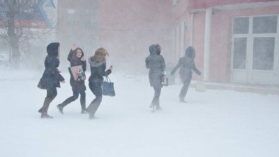 Школьникам Семея отменили занятия из-за метели