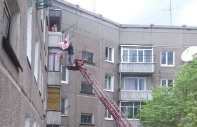 Романтик из Усть-Каменогорска на подъёмнике забрался в окно к возлюбленной