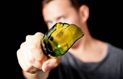 Девушка и парень порезали разбитой бутылкой мужчину в Астане