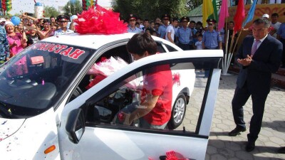 Жазире Жаппаркуль подарили ещё одну машину