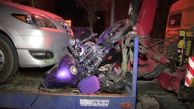 В Шымкенте мотоциклист разбился насмерть, влетев на скорости в бок "Мазды"