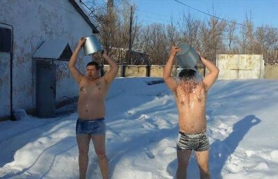 В снегу и ледяной воде искупались семейчане, поддерживая "мокрый флешмоб" 