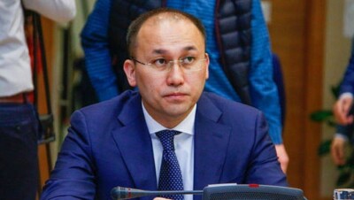 Министра Абаева спросили, когда закончится принудительная подписка на госгазеты