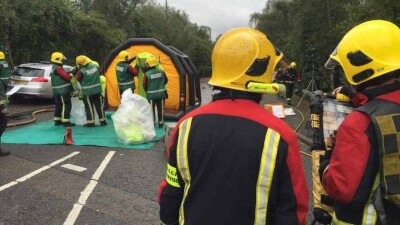 Тонна соляной кислоты вылилась на дорогу в Англии