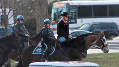 Новый глава МВД США приехал на работу верхом на коне