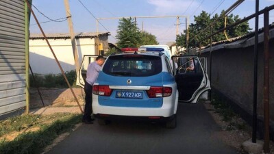 В Шымкенте прохожие наткнулись на повешенного на заборе мужчину