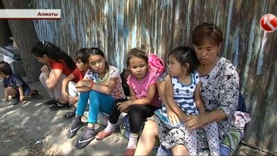Маме с семью детьми, которые ночевали на улице Алматы, построят дом