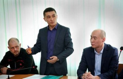 В алматинском суде мужчины требуют снять баннеры "Папа, заплати алименты!"