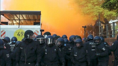 Более 70 полицейских пострадали при столкновениях с антиглобалистами в Гамбурге