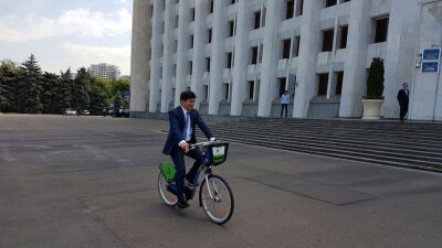 Бауыржан Байбек прокатился на новом городском велосипеде