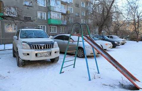 Детские площадки и газоны освобождают от машин в Усть-Каменогорске