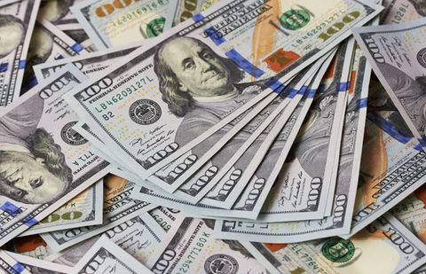 Доллар вырос сразу на три тенге в первый день торгов после Нового года 