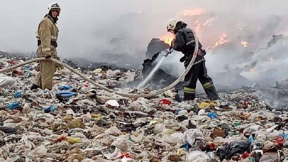 В Алматинской области для тушения пожара на мусорном полигоне привлекли вертолёт Ми-8