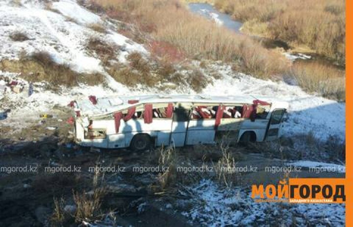 Четыре человека погибли при падении автобуса с моста в Западно-Казахстанской области
