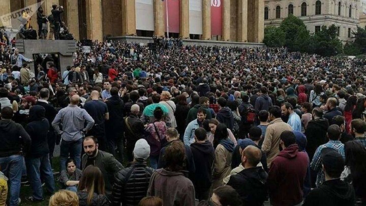 В Тбилиси митингующая молодёжь требует отставки премьер-министра и главы МВД