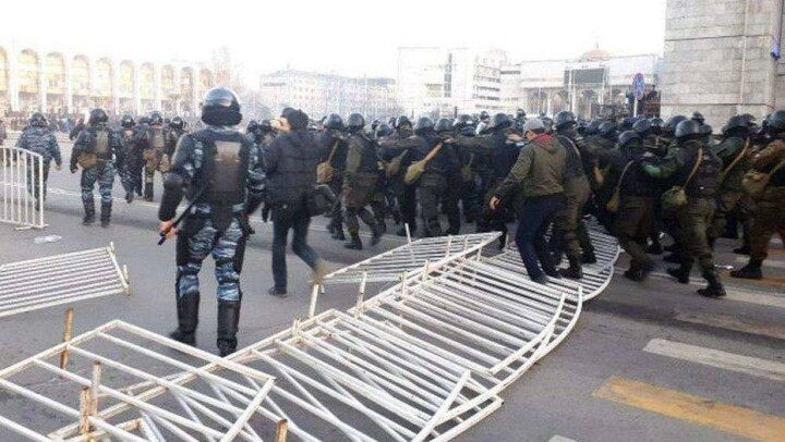 Митинг в Бишкеке перерос в столкновения с милицией