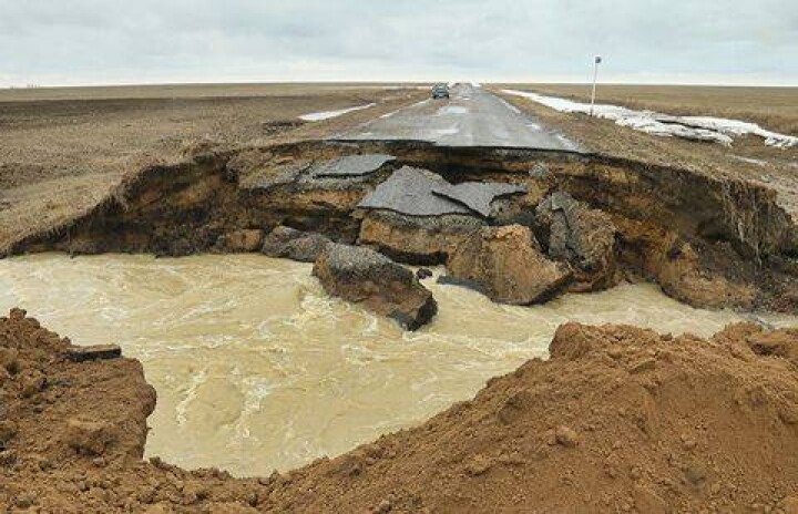 Бурлящий поток воды вновь разорвал дорогу в Костанайской области