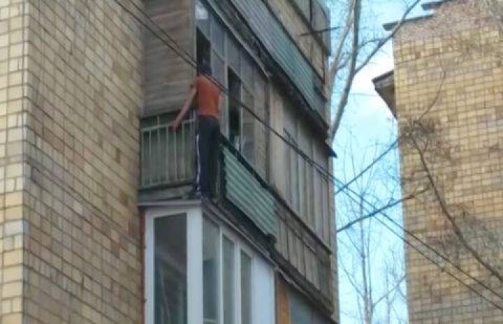 Полиция Караганды подтвердила, что "человек на балконе" подозревается в кражах
