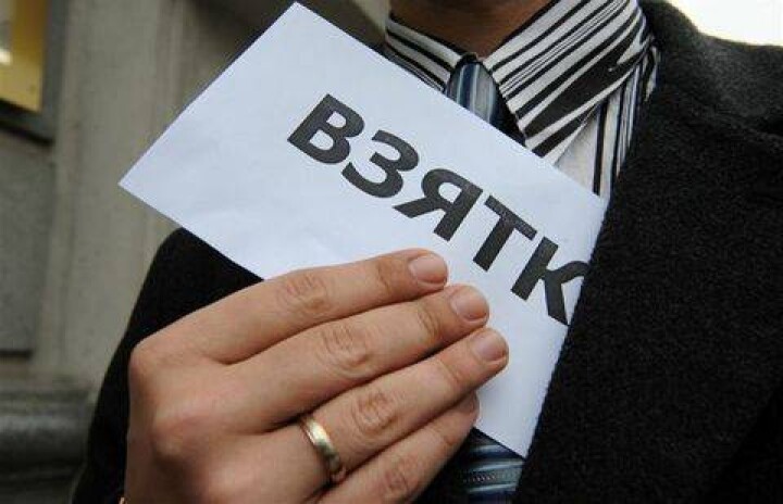 Судисполнители берут взятки из-за низкой зарплаты - Минюст