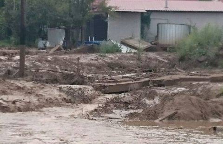 В затопленные районы Алматы снова поступает вода