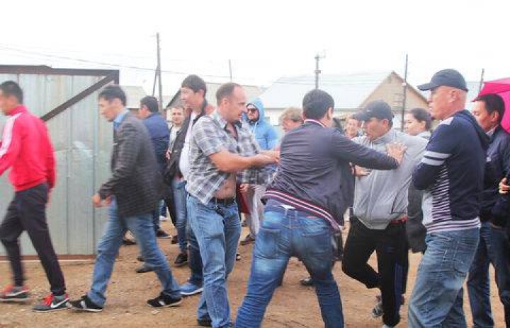 Дольщики ЖК "Медина" в Астане силой прорвались в свой недостроенный дом