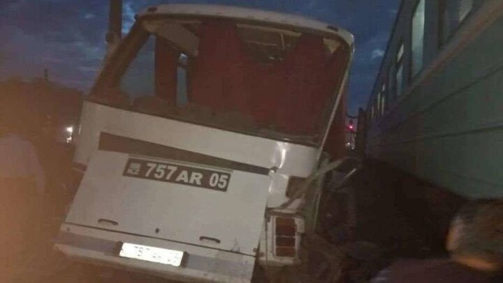 В Алматинской области поезд столкнулся с автобусом, 1 человек погиб, 4 получили ранения 