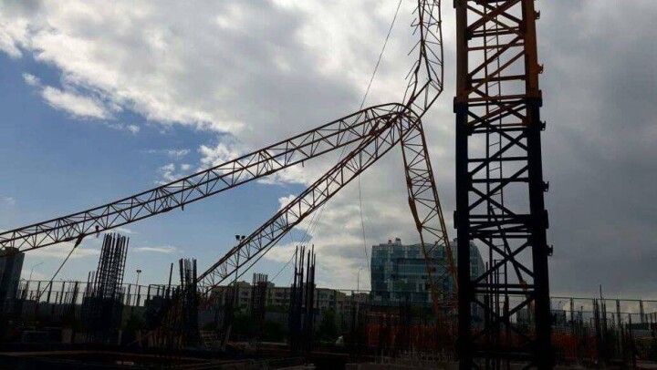 Часть башенного крана обрушилась на стройке в Астане