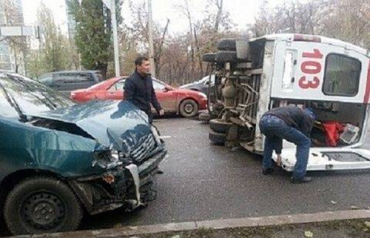 Водителя, из-за которого перевернулась "скорая помощь", пожалели