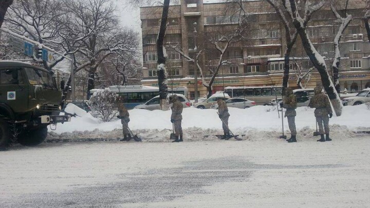 Акимат Алматы обещает к понедельнику очистить все дороги от снега