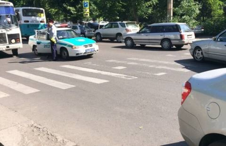 В Алматы полицейский сбил девушку на пешеходном переходе