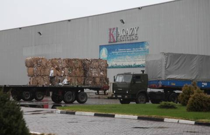 Фуры с картоном возвращают в Казахстан 