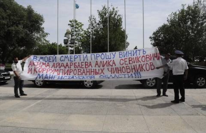 Бахтияр Масимов с канистрой бензина добился от акима области обещания трудоустроить своих детей